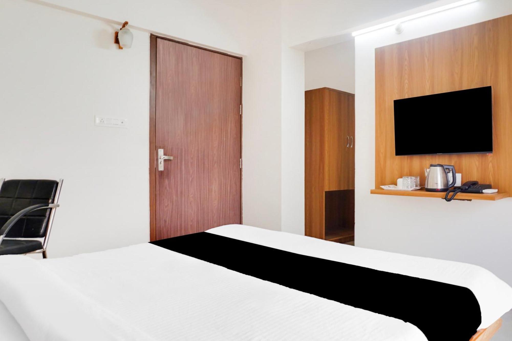 Super Townhouse Lohegaon Near Pune Airport Formerly Landmark Regency Lohogaon Exterior foto