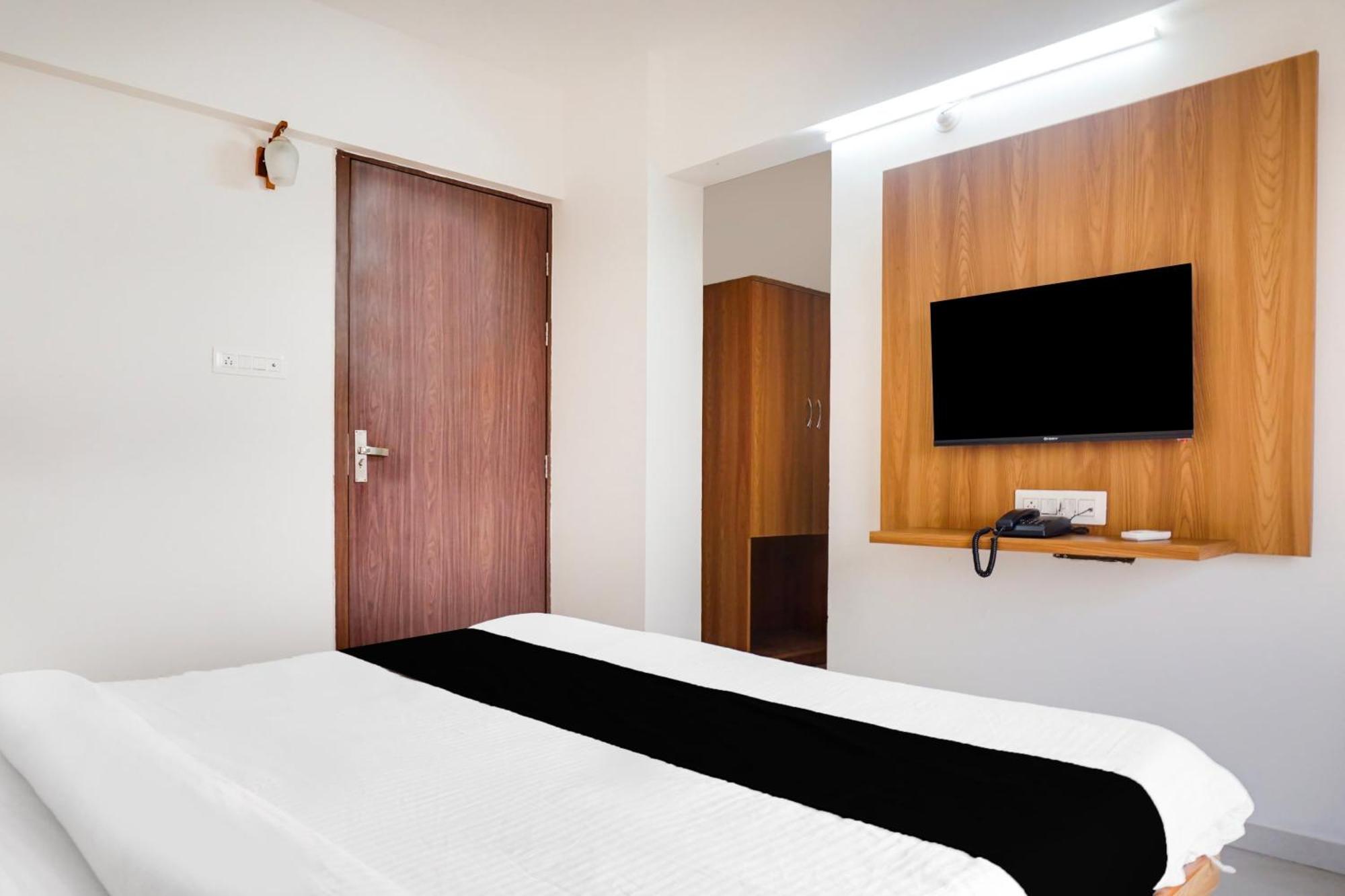 Super Townhouse Lohegaon Near Pune Airport Formerly Landmark Regency Lohogaon Exterior foto
